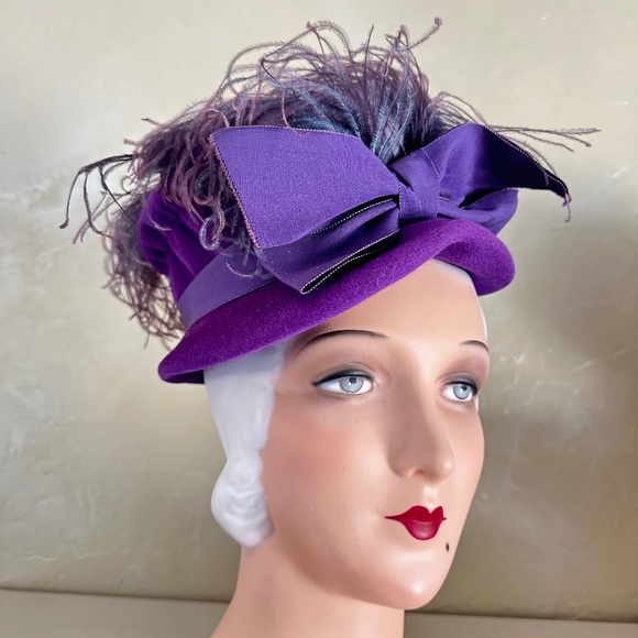 MENRY POLLAK Accessories - STELLAR 1940s' PURPLE HAT WITH GATHERED CROWN, GROSGRAIN TRIM + OSTRICH FEATHERS